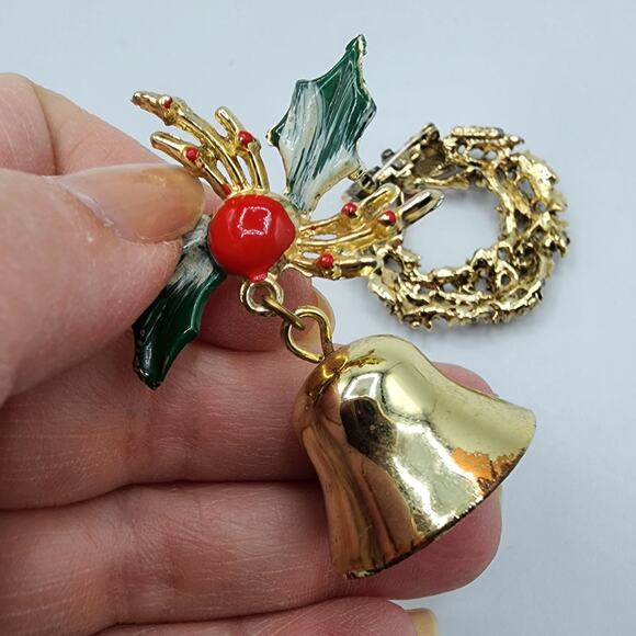 Vintage Christmas Brooch Lot Wreaths Holly Bells Enamel Mid Century Jewelry - Picture 4 of 8